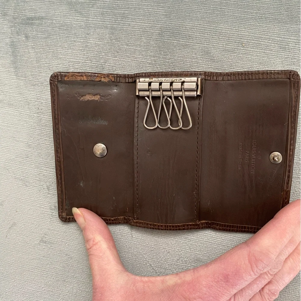 EUC vintage Louis Vuitton four silver key Epi leather key wallet excellent cond.